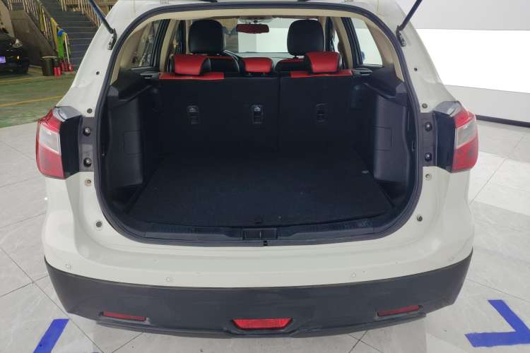 Used Suzuki S-Cross 2015 1.6L CVT Two-Wheel Drive Entry-Level Trim Trunk