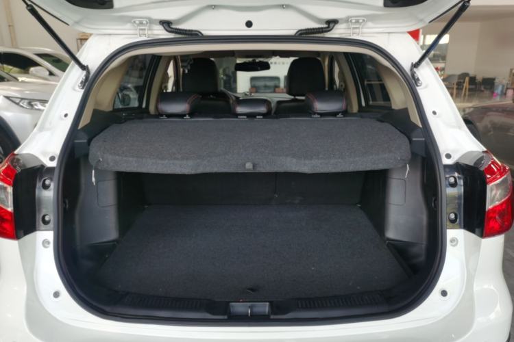 Used Suzuki S-Cross 2015 1.6L CVT Two-Wheel Drive Entry-Level Trim Trunk