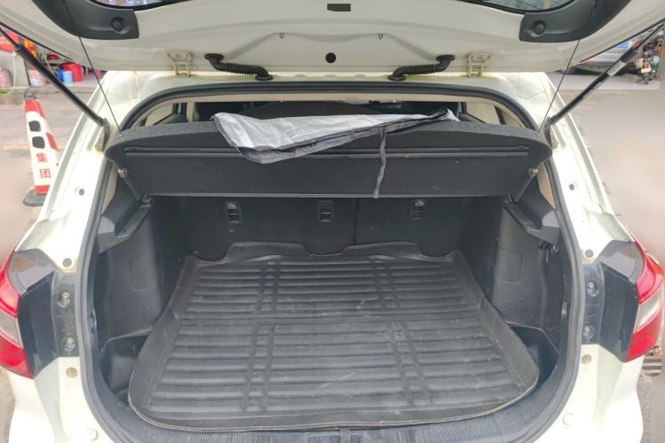 Used Suzuki S-Cross 2015 1.6L CVT Two-Wheel Drive Entry-Level Trim Trunk