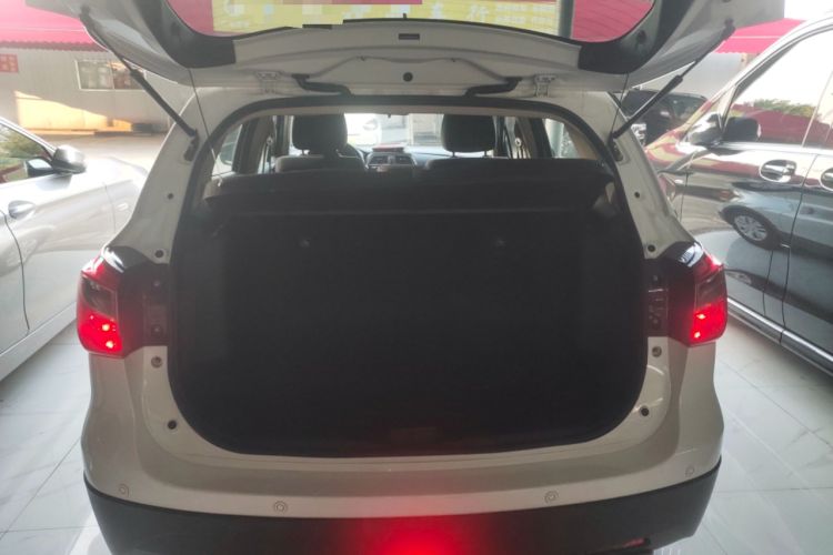Used Suzuki S-Cross 2015 1.6L CVT Two-Wheel Drive Entry-Level Trim Trunk