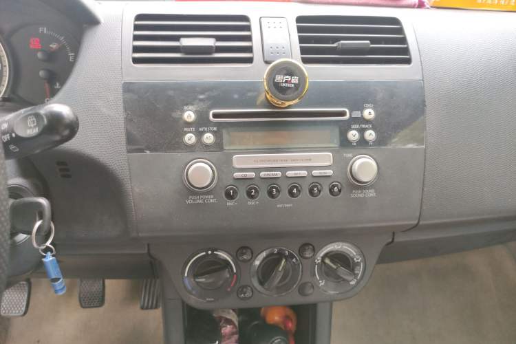 Used Suzuki Swift 2005 1.3L Manual Luxury Model Audio And AC Panel