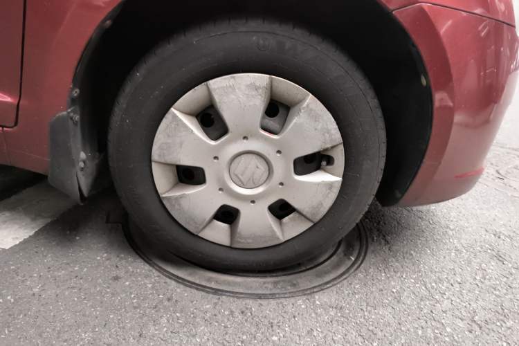 Used Suzuki Swift 2009 1.3L Manual Value Edition Right Front Wheel Hub