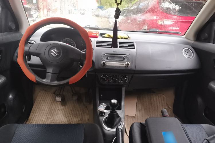 Used Suzuki Swift 2011 1.5L Manual Fashion Edition Center Console