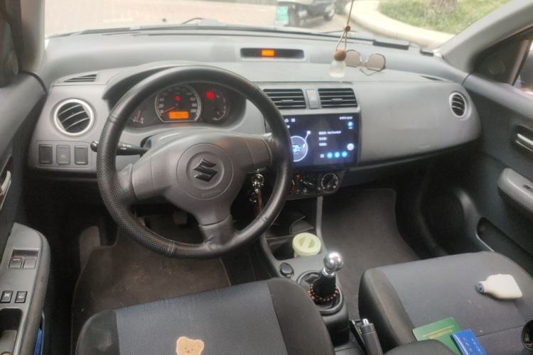 Used Suzuki Swift 2011 1.5L Manual Fashion Edition Center Console