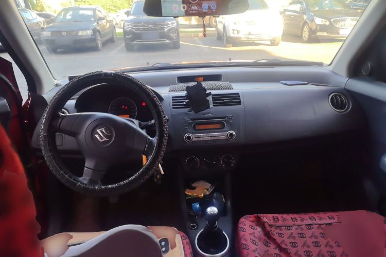 Used Suzuki Swift 2011 1.5L Manual Fashion Edition Center Console