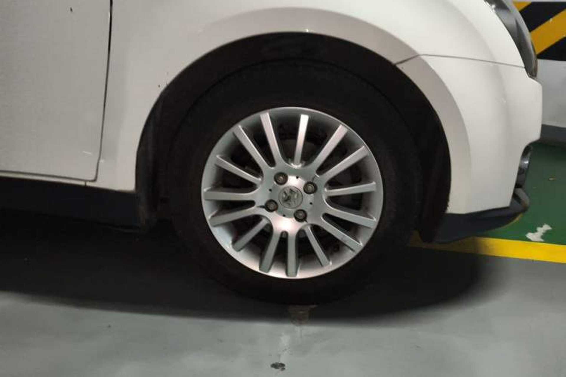 Used Suzuki Swift 2011 1.5L Automatic Fashion Edition Right Front Wheel Hub