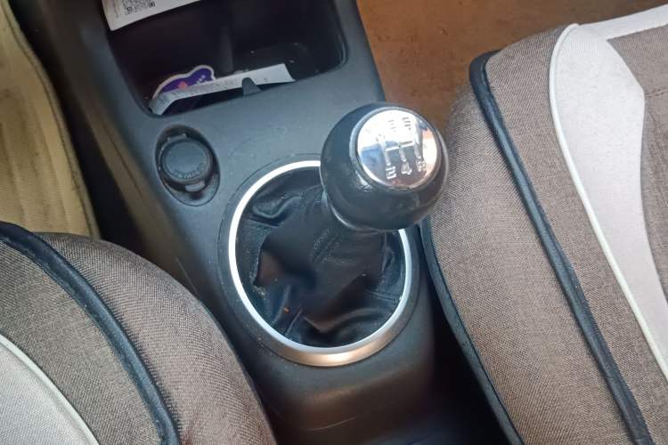 Used Suzuki Swift 2012 1.3L Manual Value Edition Gear Lever