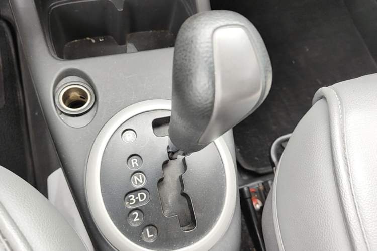 Used Suzuki Swift 2013 1.5L Automatic Standard Edition Gear Lever
