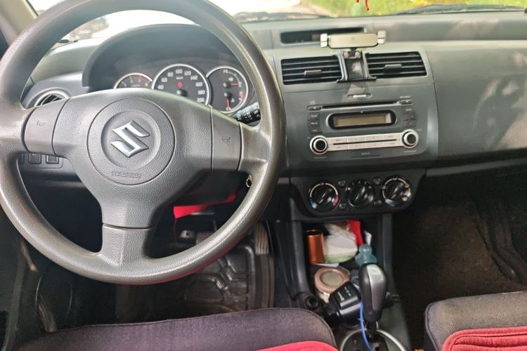 Used Suzuki Swift 2013 1.5L Automatic Standard Edition Center Console
