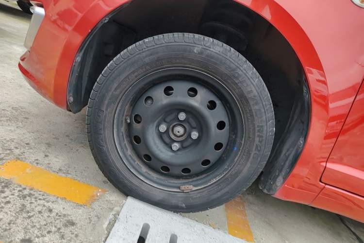 Used Suzuki Swift 2013 1.3L Manual Value Edition Left Front Wheel Hub