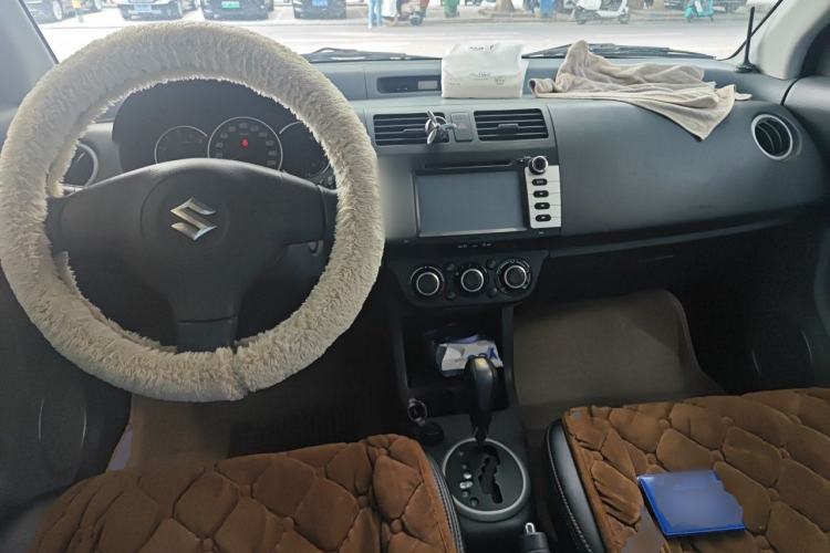 Used Suzuki Swift 2013 1.5L Automatic Standard Edition Center Console