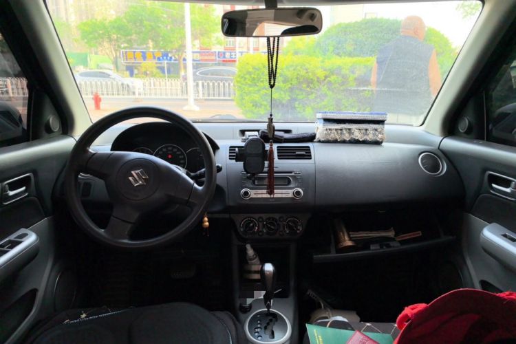 Used Suzuki Swift 2013 1.5L Automatic Standard Edition Center Console