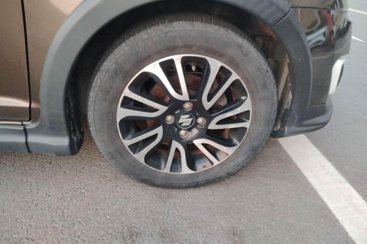 Used Suzuki Swift 2014 1.5L Automatic Fashion Edition Right Front Wheel Hub