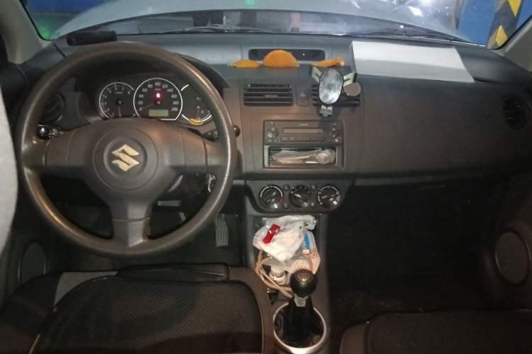 Used Suzuki Swift 2014 1.3L Manual Standard Edition Center Console