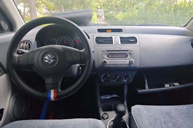 Used Suzuki Swift 2014 1.3L Manual Standard Edition Center Console