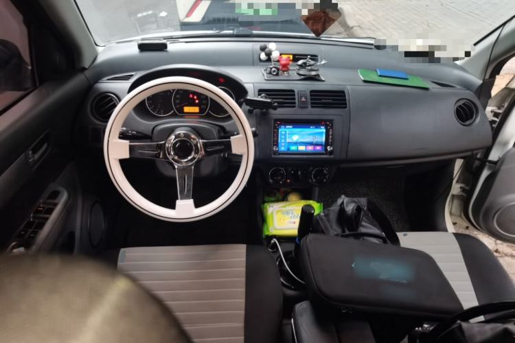 Used Suzuki Swift 2014 1.3L Manual Standard Edition Center Console