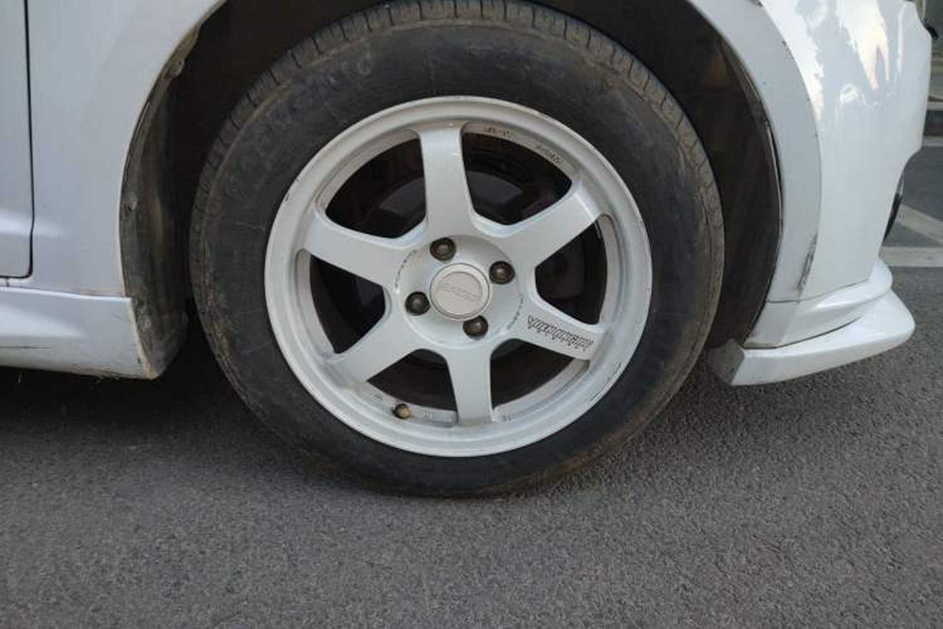 Used Suzuki Swift 2014 1.5L Automatic Fashion Edition Right Front Wheel Hub