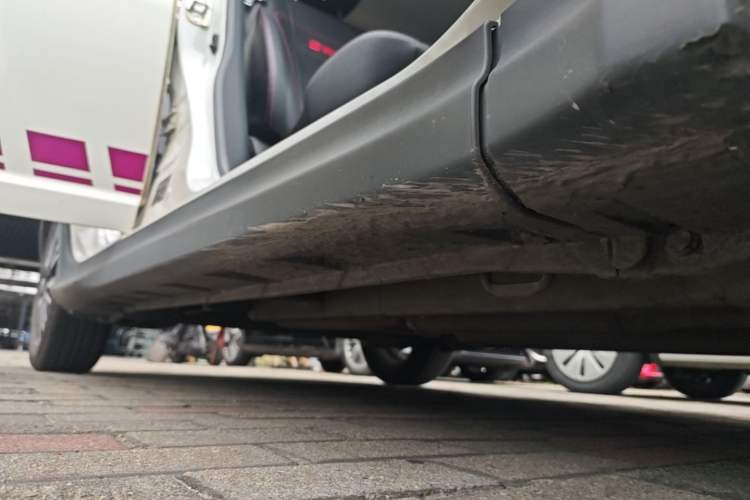Used Suzuki Swift 2014 1.5L Automatic Fashion Edition Right Side Sill