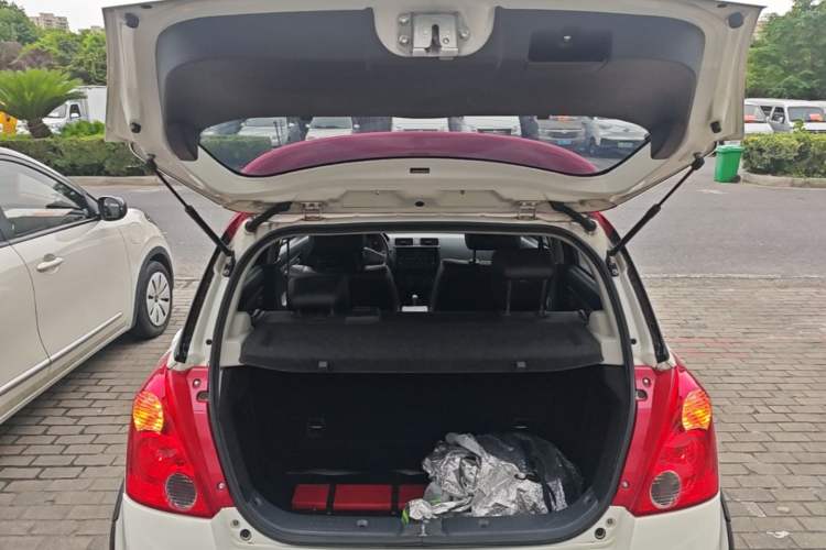 Used Suzuki Swift 2014 1.5L Automatic Fashion Edition Trunk