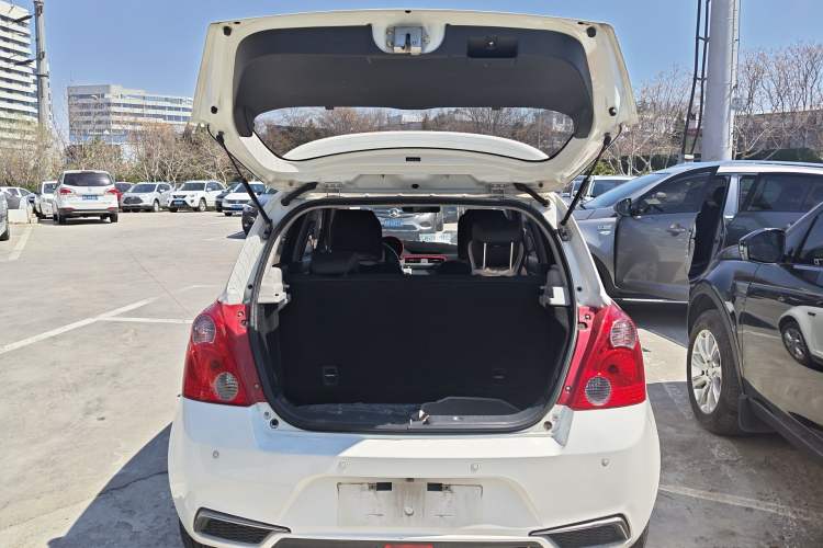 Used Suzuki Swift 2014 1.5L Automatic Fashion Edition Trunk