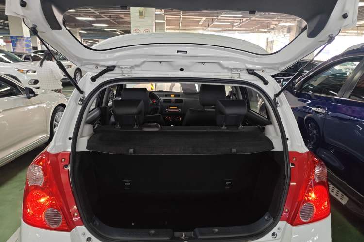 Used Suzuki Swift 2014 1.5L Automatic Fashion Edition Trunk
