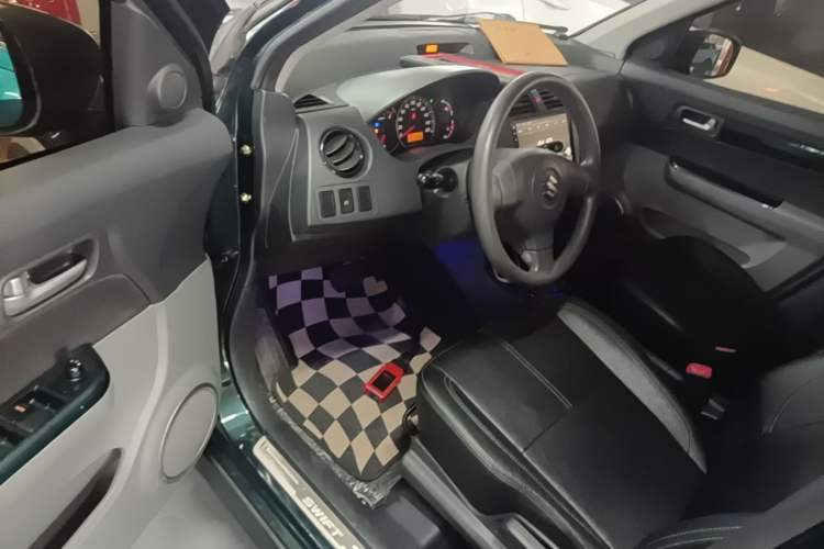 Used Suzuki Swift 2016 1.5L Automatic Fashionable Coolplay Edition Driver Seat