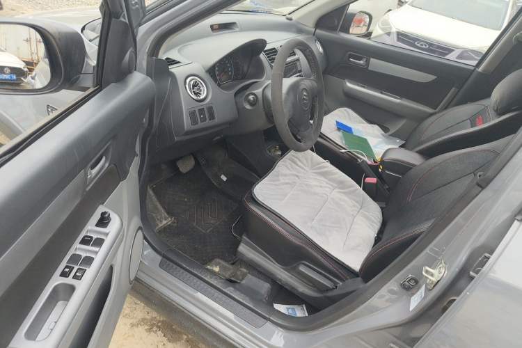 Used Suzuki Swift 2016 1.5L Automatic Fashionable Coolplay Edition Driver Seat