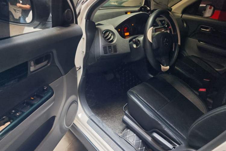 Used Suzuki Swift 2016 1.5L Automatic Fashionable Coolplay Edition Driver Seat