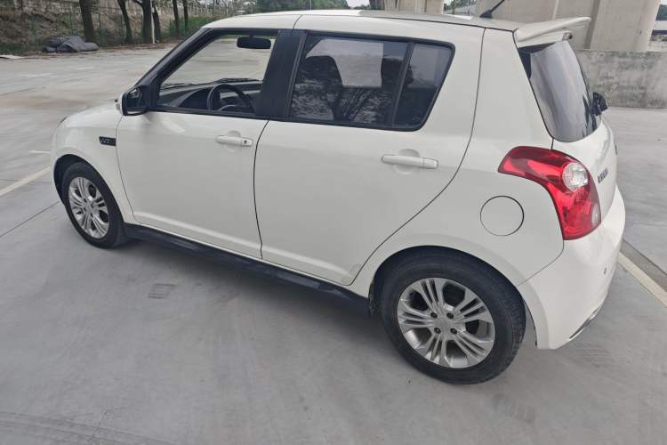 Used Suzuki Swift 2016 1.5L Manual Fashion Model Exterior 3