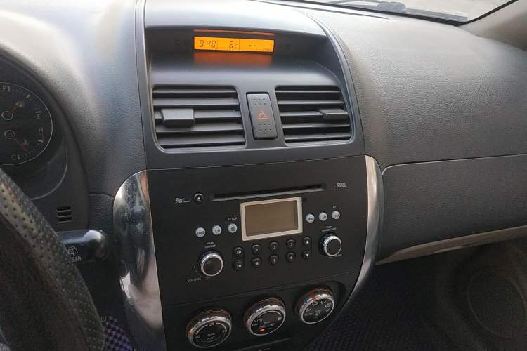 Used Suzuki SX4 2007 Hatchback 1.6L Automatic Luxury Model Audio And AC Panel