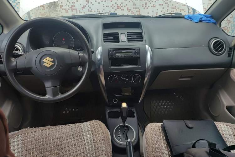 Used Suzuki SX4 2010 Sedan 1.6L Automatic Value Model Center Console