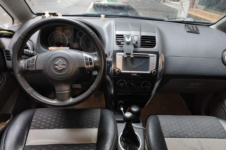 Used Suzuki SX4 2011 Revised Version 1.6L Manual Sport Edition Center Console
