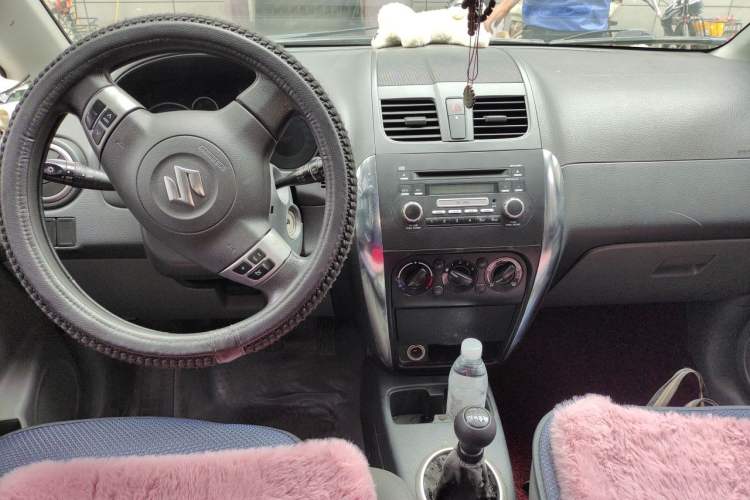 Used Suzuki SX4 2011 Revised Version 1.6L Manual – Dynamic Edition Center Console