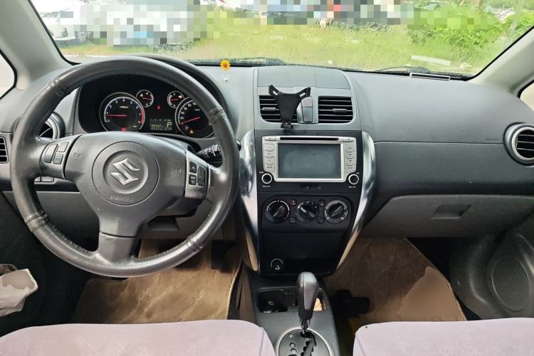 Used Suzuki SX4 2012 1.6L Automatic Ruiqi Model Center Console