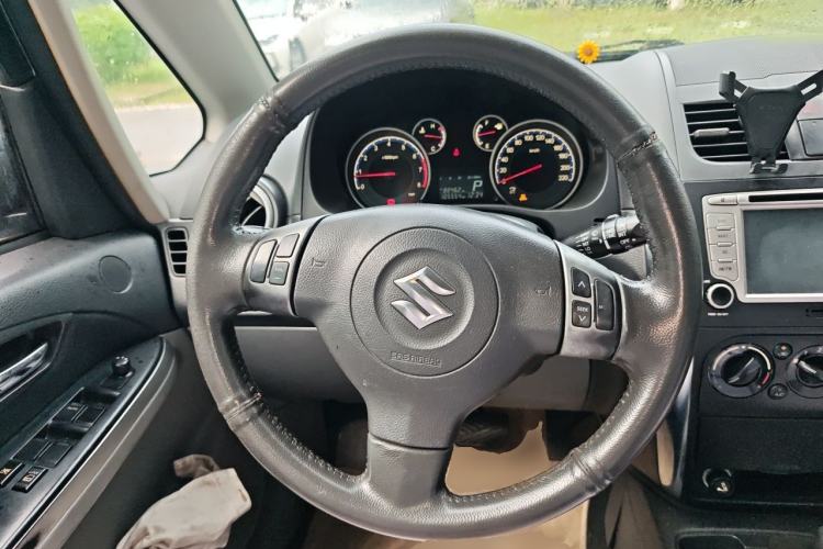 Used Suzuki SX4 2012 1.6L Automatic Ruiqi Model Steering Wheel