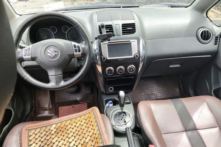 Used Suzuki SX4 2012 Ruiqi 1.8L Automatic Sport Model Center Console