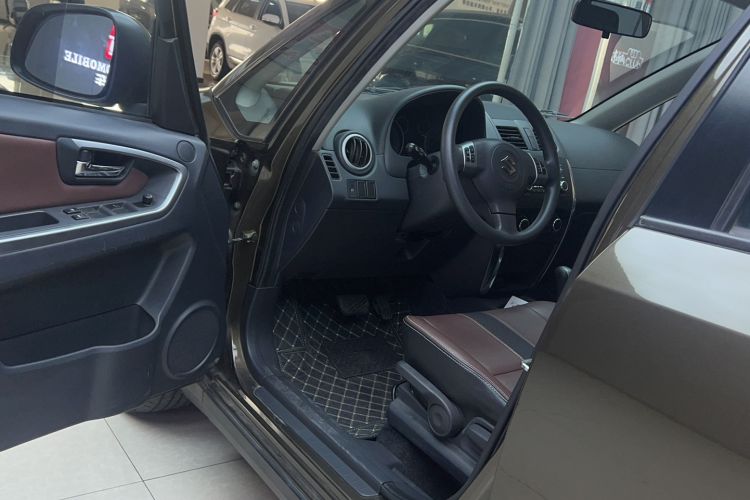 Used Suzuki SX4 2012 1.6L Automatic Ruiqi Model Interior 2