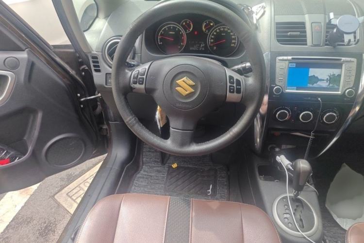 Used Suzuki SX4 2012 1.6L Automatic Ruiqi Model Interior 3