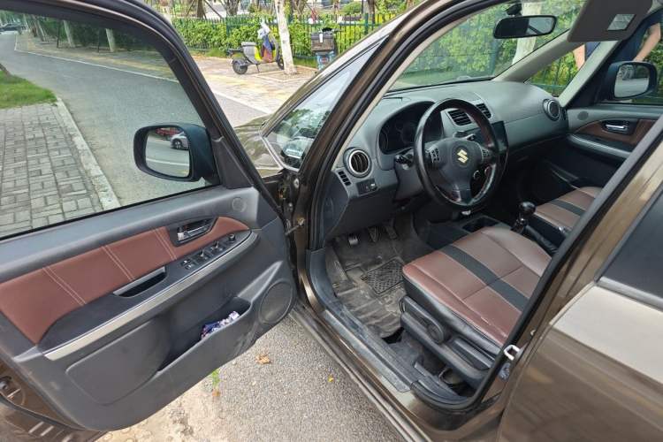 Used Suzuki SX4 2012 1.6L Manual Ruiqi Model Driver Seat
