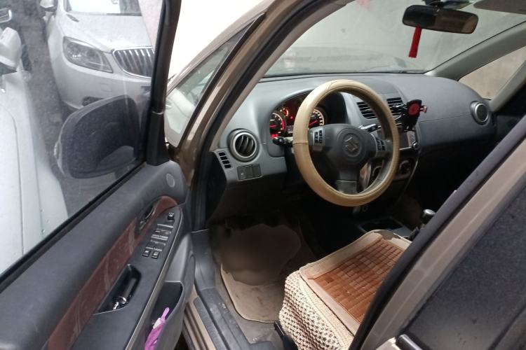 Used Suzuki SX4 2012 1.6L Manual Ruiqi Model Interior 3