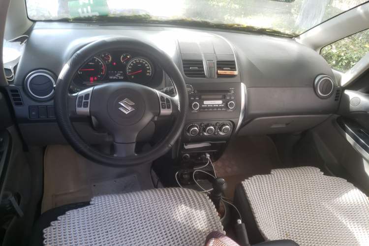 Used Suzuki SX4 2012 1.6L Manual Ruiqi Model Center Console