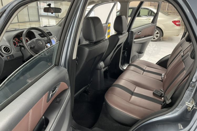 Used Suzuki SX4 2012 1.6L Manual Ruiqi Model Interior 4