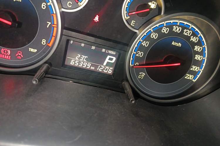 Used Suzuki SX4 2012 1.6L Automatic Ruiqi Model Odometer Close Up