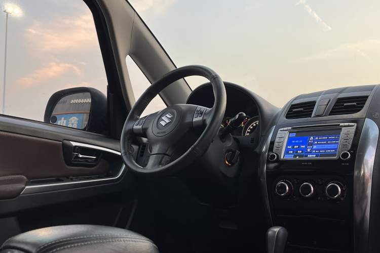 Used Suzuki SX4 2012 1.6L Automatic Ruiqi Model Interior 2
