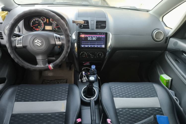 Used Suzuki SX4 2012 1.6L Manual Ruiqi Model Center Console