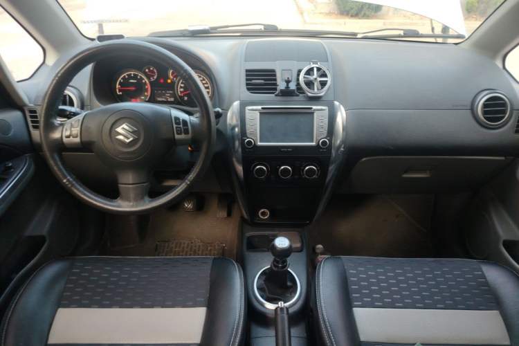 Used Suzuki SX4 2012 1.6L Manual Ruiqi Model Center Console