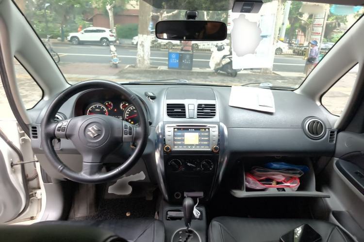 Used Suzuki SX4 2012 1.6L Automatic Ruiqi Model Center Console