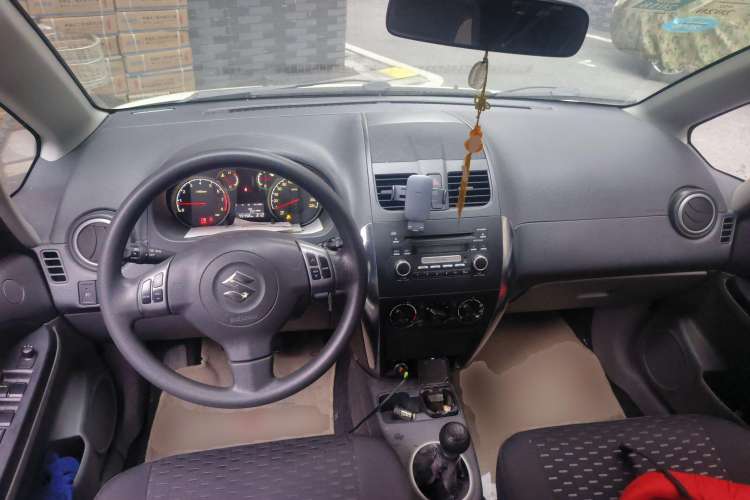 Used Suzuki SX4 2012 1.6L Manual Ruiqi Model Center Console
