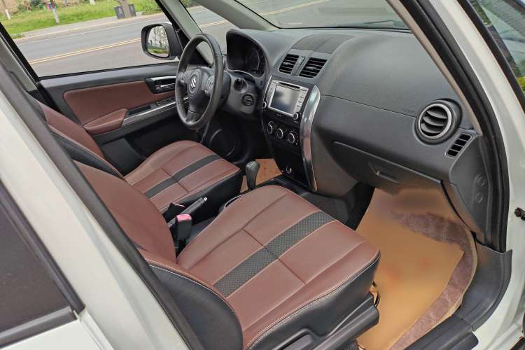 Used Suzuki SX4 2012 1.6L Automatic Ruiqi Model Interior 9