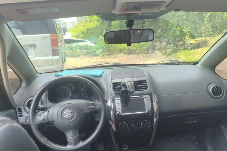 Used Suzuki SX4 2012 1.6L Manual Ruiqi Model Center Console